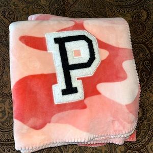 LARGE VICTORIA’S SECRET PINK CAMO SHERPA COZY THICK BLANKET